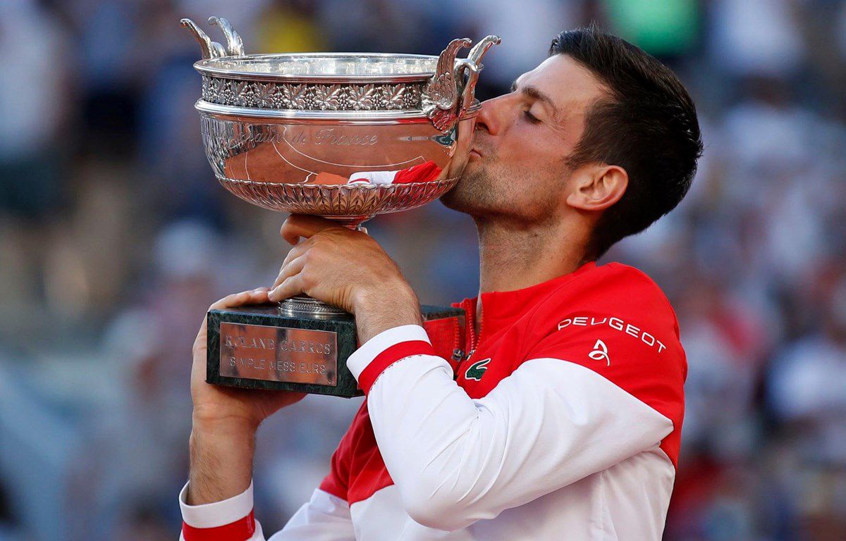 Vô địch Roland Garros 2021, Djokovic tặng vợt cho fan nhí