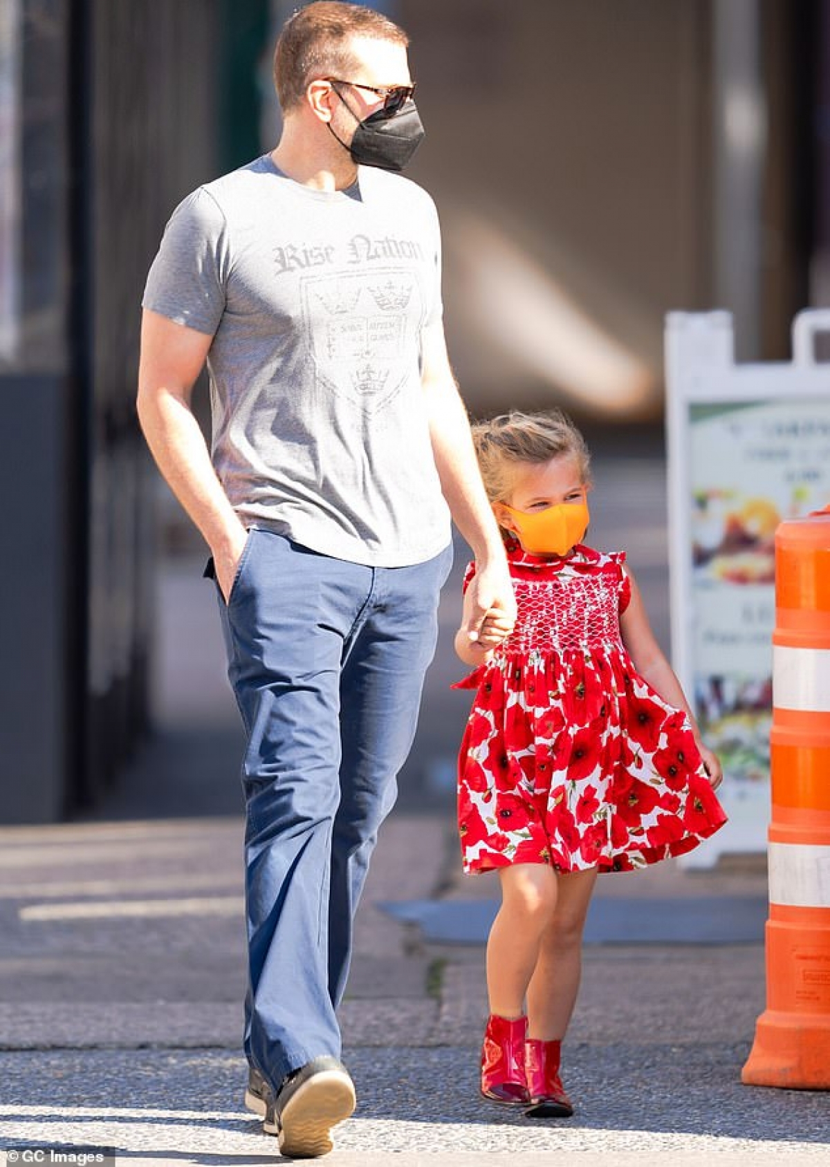 Bradley Cooper trông con gái khi Irina đi hẹn hò cùng Kanye West