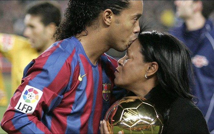 Cựu danh thủ Ronaldinho nhận tin dữ vì mẹ qua đời